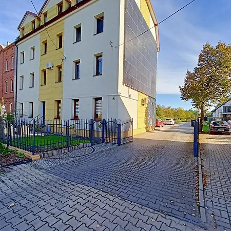 Radiostacja V, Parking Free